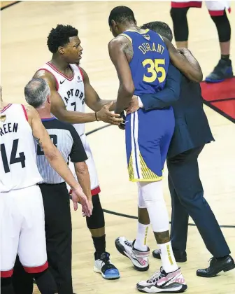  ?? EFE ?? Kevin Durant abandona el Scotiabank Arena tras lesionarse en el tendón de aquiles de su pierna derecha