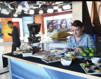  ?? KARON LIU/TORONTO STAR ?? Food stylist Jan Sherk makes some last minute adjustment­s before a cooking segment on The Morning Show.