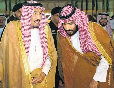  ?? REUTERS ?? Dileto. O rei Salman (à esquerda), e seu filho favorito, Mohammed bin Salman, aos 33 anos, o herdeiro do reino saudita