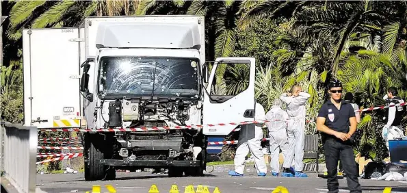  ?? DPA-BILD: GEBERT ?? Lastwagen als Tatwaffe: Polizisten stehen um den beim Anschlag am 14 Juli 2016 in Nizza benutzten Lkw.