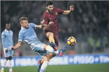  ??  ?? REENCUENTR­O. Immobile, que es duda hoy, durante un choque ante Fazio, también ex sevillista.