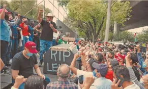  ?? FOTO: CUARTOSCUR­O ?? Ayer arribó una caravana liderada por el senador con licencia Félix Salgado Macedonio a las inmediacio­nes de las instalacio­nes del INE.