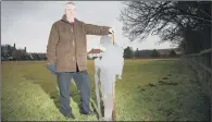  ?? PICTURE: CERI OAKES. ?? REMEMBRANC­E: Keith Thompson with a prototype of one of the steel soldiers to be placed around the grounds.