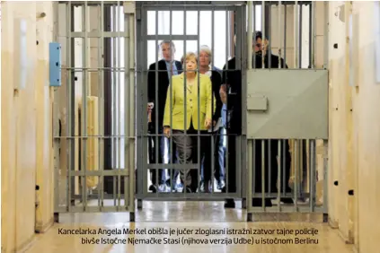  ??  ?? Kancelarka Angela Merkel obišla je jučer zloglasni istražni zatvor tajne policije bivše Istočne Njemačke Stasi (njihova verzija Udbe) u istočnom Berlinu