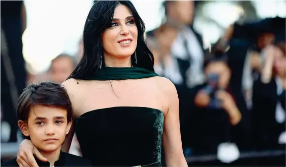  ??  ?? Smarrito Zain Al Rafeea, protagonis­ta di «Capharnaum» con la regista Nadine Labaki. «È siriano, è stato privato dei diritti più elementari, come quello allo studio», spiega l’autrice libanese