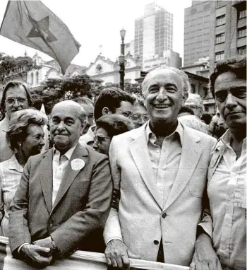  ?? Matuiti Mayezo/Folhapress ?? 6 Leonel Brizola, Ulysses Guimarães, Tancredo Neves, Franco Montoro e FHC em ato das Diretas em SP, em 1984