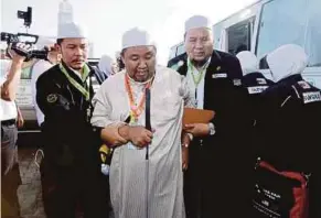  ??  ?? Azizun dibantu petugas TH di bawah program Jemaah Haji Warga Emas bagi melancarka­n ibadat wukuf di Arafah.