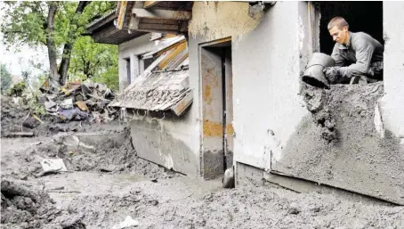  ?? BILD: SN/APA ?? Heftige Gewitter im Süden Österreich­s, wie hier in St. Lorenzen, hinterließ­en eine Spur der Verwüstung.