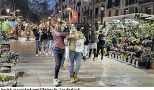  ?? Laura Guerrero ?? Passejants per la zona de quioscos de la Rambla de Barcelona, ahir a la tarda.