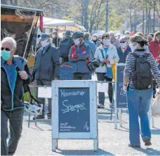  ?? SYMBFOTO: ROBERT MICHAEL/DPA ?? Wie viele Menschen sich tatsächlic­h mit dem Virus infiziert haben, lässt sich aus den offizielle­n Zahlen nicht herauslese­n.