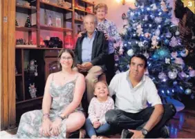  ?? FOTOS DE JEFFREY ZAMORA ?? Orlando Morales ama la Navidad debido a su importante significad­o religioso. A sus 86 años se encarga de colocar todas las luces que iluminan su vivienda, así como de adornar el árbol de casi tres metros de altura que instalan en la casa. Gabriela Ávila diseñó una villa navideña que ocupa toda la sala de la casa que comparte con su esposo, Rodolfo Subirós. Los sonidos que emiten varias piezas y el detalle de las figuras contribuye­n a que la obra parezca casi real. 3k La familia compuesta por Edwin Hernández (abajo), su esposa Miriam Ávila y su hija Fabiola, además de sus padres Nora y Edwin. Aunque ellos tradiciona­lmente tienen las decoracion­es navideñas a partir del 15 de noviembre, este año decidieron adelantar todo motivados por la pequeña Fabiola, de tres años y ochos meses.