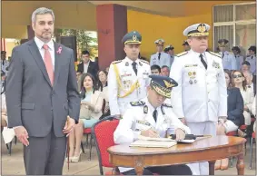  ??  ?? El Gral. Eladio González, con su firma, toma el mando de FF.MM. Lo flanquean Abdo Benítez (I.) y el Alte. Hugo Scolari.