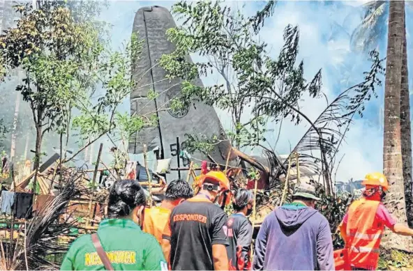  ??  ?? TRAGEDY: The plane was carrying troops, many of them new soldiers who had just undergone basic training, to the restive Sulu province.