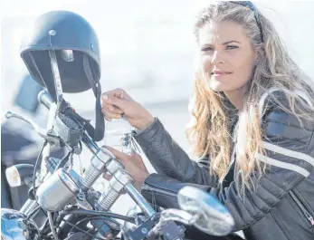  ?? FOTO: DPA ?? Imagewande­l: Die „Motorbiene“als schmückend­es Beiwerk hat ausgedient. Immer mehr Frauen steuern das Motorrad selbst.