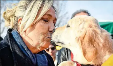  ??  ?? Depuis plusieurs années, Marine Le Pen affiche son amour des animaux dans sa communicat­ion.