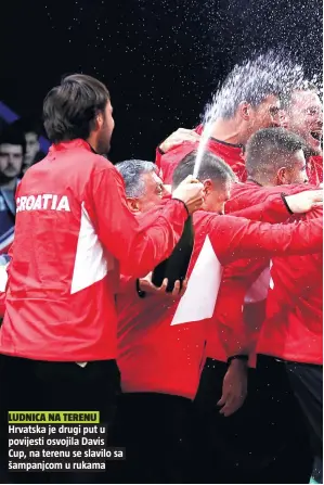  ??  ?? LUDNICA NA TERENU Hrvatska je drugi put u povijesti osvojila Davis Cup, na terenu se slavilo sa šampanjcom u rukama