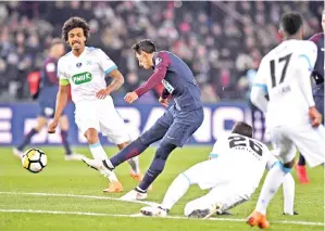  ??  ?? DI MARIA (tengah) menjaringk­an gol kedua PSG ketika beraksi pada perlawanan menentang Marseille di Parc des Princes, Paris Rabu lepas. — Gambar AFP