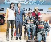  ?? J.A. SIRVENT ?? Isidre Esteve, en la presentaci­ón del Repsol Rally Team. Arriba a la derecha con su copiloto Txema Villalobos, abajo con la preparador­a física Lidia Guerrero (izq.), Lucas Angelini, de Repsol (centro) y Araceli Ruiz, de Onyx.FOTO: