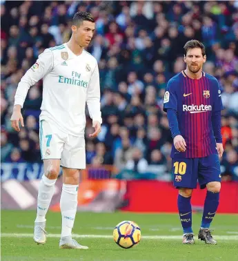  ??  ?? Ronaldo aspira à quarta vitória no prémio atribuído pel FIFA, Messi à segunda