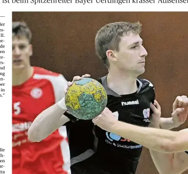  ??  ?? Diesmal gewinnt DEG-Torhüter Dan Bakala das Duell mit Augsburgs T.J. Trevelyan.