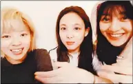  ??  ?? TWICE三成員素顏­直播，只剩半截眉毛，被粉絲虧「去化個妝吧」。 （取材自臉書）娛樂新聞組 首爾 日電