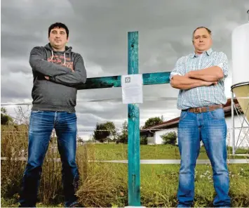  ?? Foto: Mathias Wild ?? Die beiden Landwirte Michael Haußer (links) und Andreas Schmid haben im Ostallgäu grüne Kreuze aufgestell­t – als Protest gegen steigende Auflagen und den öffentlich­en Druck.