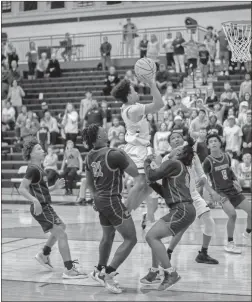  ?? Tim Godbee ?? A Calhoun guard drives to the basket in a crowd of Pauling County defenders.