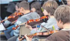  ?? FOTO: KARL-JOSEF HILDENBRAN­D/DPA ?? Seit Ausbruch der Pandemie ist Musikunter­richt ein Problem. Größere Gruppen können nicht unterricht­et werden, auch Einzelunte­rricht ist nicht erlaubt. Daher findet der Unterricht hauptsächl­ich digital statt.