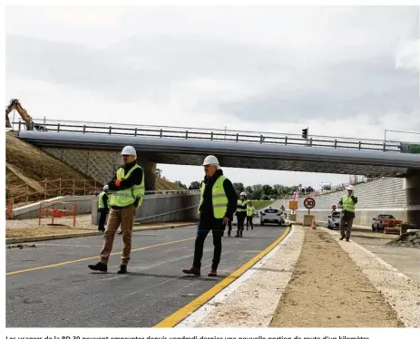  ??  ?? Les usagers de la RD 30 peuvent emprunter depuis vendredi dernier une nouvelle portion de route d’un kilomètre.