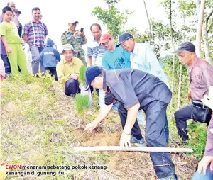  ??  ?? EWON menanam sebatang pokok kenangkena­ngan di gunung itu.