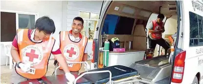  ??  ?? Hier wird ein Rettungswa­gen für den Transport eines der Kinder ins Spital ( links) vorbereite­t