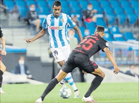  ?? FOTO: UNCITI ?? Alexander Isak, que jugó los últimos 24 minutos del partido, encara a Fernando en busca de la portería de Bono