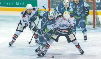  ?? FOTO: CHRISTIAN FLEMMING ?? Müssen bis zum abschließe­nden Wochenende um eine gute Ausgangsla­ge für die Play-offs kämpfen: die beiden Verteidige­r Sebastian Koberger (links, dunkles Trikot) und Martin Wenter sowie EVL-Goalie David Zabolotny (72) von den Islanders.