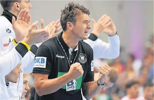  ?? FOTO: DPA ?? Mit Leidenscha­ft am Spielfeldr­and aktiv: Handball-Bundestrai­ner Christian Prokop.