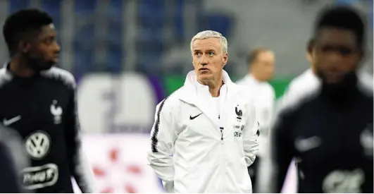  ??  ?? Didier Deschamps sul campo. Sotto, con il cronografo Spirit of Big Bang King Gold Ceramic con cassa in King Gold 18k, lunetta in ceramica nera e cinturino in alligatore