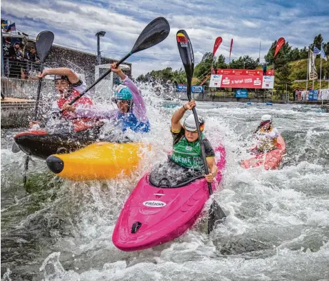  ?? Foto: Europafoto Klinger Leipzig, Fotowettbe­werbgewinn­er Axel Schneegaß ?? Selina Jones (pinkfarben­es Boot) qualifizie­rte sich für die WM im Boater Cross.