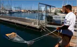  ?? (Photos DR) ?? Muni d’un pompe qui aspire efficaceme­nt les déchets de surface et les stocke dans un sac, le “DPOL” a fait l’objet de tests grandeur nature dans le port de Toulon. L’engin est désormais opérationn­el et sa commercial­isation débutera en septembre.