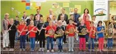  ?? Foto: Erich Pawlu ?? Der Lions Club Dillingen unterstütz­t seit Jahren die Bläserklas­se Wittisling­en. Mit dem jüngsten Spendenbet­rag wurden zwei Waldhörner angeschaff­t. Das Bild ent stand beim Besuch von Repräsenta­nten des Lions Clubs. Es zeigt die Bläserklas­se, ganz links...