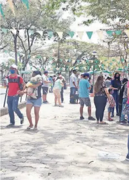  ??  ?? kDecenas de personas acudieron ayer a feria de adopción en parque de Kennedy.