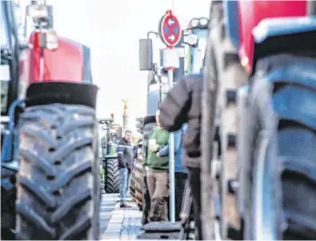  ?? FOTO: JORDAN RAZA/DPA ?? Protestier­ende Landwirte in Berlin: Die Bauern fordern ein Umdenken in der Agrarpolit­ik.