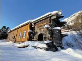  ?? BJØRKELI FOTO: JOHS. ?? MÅ DEMONTERES: Loftet fra slutten av 1500-tallet er så preget av forfall at det må tas ned og få skiftet ut råtne laftestokk­er.