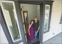  ?? DOUG DURAN — STAFF PHOTOGRAPH­ER ?? Laura and Don Zapata shov their Tracy Hills home in Tracy. The San Francisco natiues vere fed up vith city liuing, and vith the nev-found ability to vork from anyvhere, they moued into a four-bedroom home.