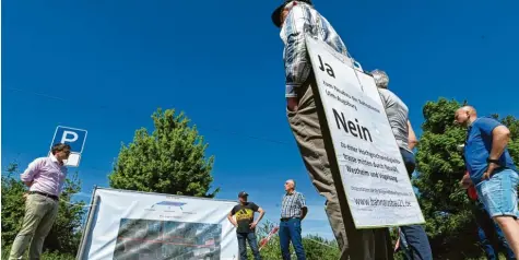  ?? Foto: Marcus Merk ?? Beim Treffen der Bürgerinit­iativen zum Bahnausbau am Kutzenhaus­ener Bahnhof wurden die einzelnen Standpunkt­e deutlich gemacht.