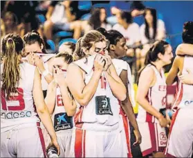  ?? FOTO: FIBA ?? Decepción entre las jugadoras españolas al término de la final ante Alemania