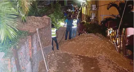  ?? [FOTO DANIAL SAAD /BH] ?? Pasukan penyelamat mencari mangsa yang dikhuatiri tertimbus di tapak pembinaan Jalan Batu Ferringhi, malam tadi.