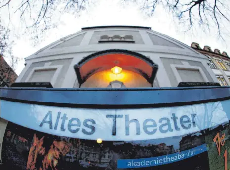  ?? FOTO: ALEXANDER KAYA ?? Nicht mehr zeitgemäß: das Alte Theater, Spielstätt­e der JUB. Archivfoto: Kaya