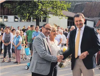  ?? FOTO: MOOSBRUCKE­R ?? Bürgermeis­ter Josef Bär (rechts) gratuliert­e seinem gewählten Nachfolger Hans Marquart und dessen Frau Sabine.