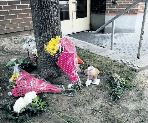  ?? DARREN BROWN/OTTAWA SUN ?? A small memorial of flowers sits outside 55 Hilda St. in Ottawa where Abdirahman Abdi suffered severe injuries while being arrested by Ottawa Police Sunday. Abdi died on Monday afternoon, a day after a confrontat­ion between him and police prompted a...