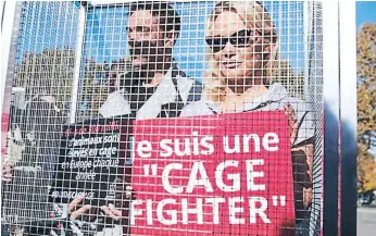  ??  ?? La actriz Pamela Anderson y su compañero participan en una manifestac­ión en París, Francia.