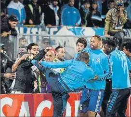  ?? FOTO: TWITTER ?? Patrice Evra perdió los nervios Fue insultado por su afición antes del partido